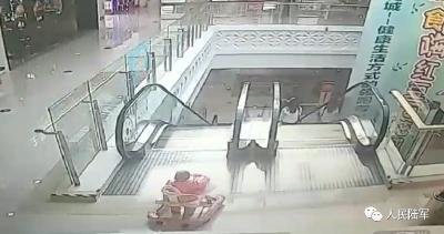 婴儿车自5米高电梯滚落，他做出惊人举动……惊险至极！
