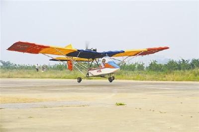 湖北首家轻型运动类航校开张了 10万元就能学开飞机 