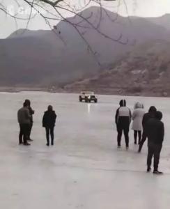 教训惨痛！越野车开上冰面玩漂移坠河，已致数人死亡