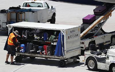 长沙机场漏卸30件行李被罚，全球一年两千万多件行李出差错