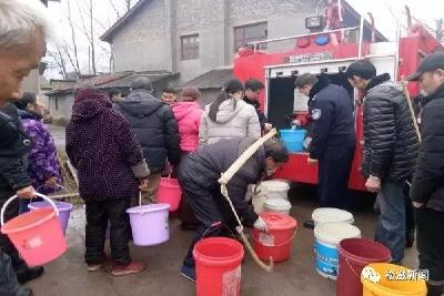 松滋一山镇严重缺水，10辆消防车每天3趟运送“生命之水”