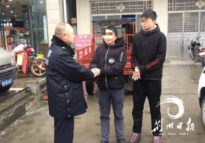 冰天雪地荆州伢赌气赤脚走了6公里，还好遇到了巡逻民警……  