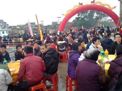“三年不办酒，你家会更穷”，过年人情酒让返乡青年压力重重