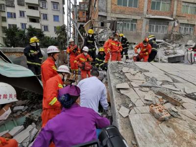 今晨福建一民房倒塌，多人被困，现已救出14人