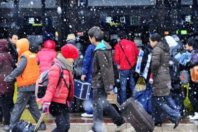 中东部大范围雨雪影响返程 南方“冰火两重天”