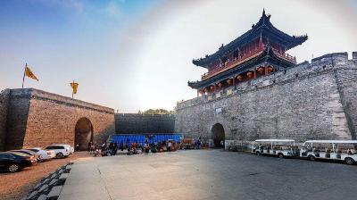 大年初二，荆州古城宾阳楼迎来客流小高峰