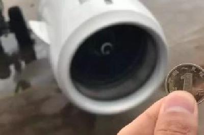 小伙往飞机上扔硬币造成14万损失，将被起诉