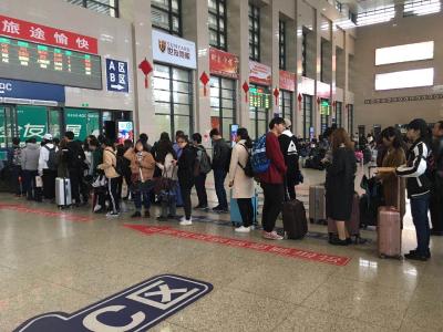 荆州火车站迎返程高峰 日发送旅客25000人 