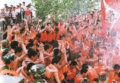 98抗洪官兵：“兵妈妈”喊你们回石首看看