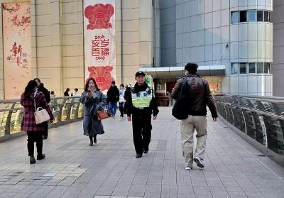 过年父子街头相遇竟互装不认识，真相让人泪目