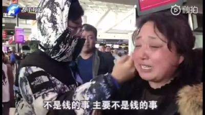 艺考生航班取消，家长在机场痛哭！结局暖心了……
