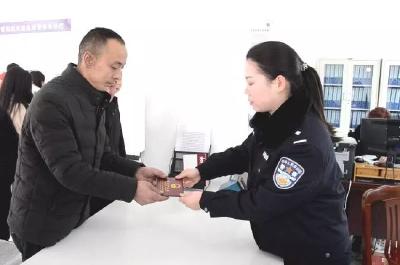 他常将打包的饭菜挂在树上，7个月后意想不到的事情发生了