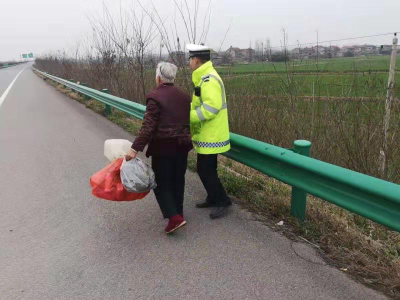 真危险！白发老人误入高速，民警助其平安回家