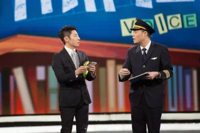 温暖！经历生死备降 川航机长首次与当事乘客见面