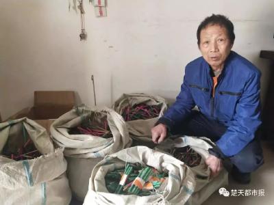 71岁拾荒老人给母校送去5个麻袋，打开后师生泪目