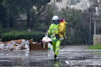 大雨街头，单亲爸爸抱着3岁女儿送外卖！他说孩子更辛苦