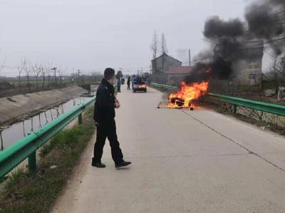 江陵民警扑灭大火 为群众挽回损失2万元