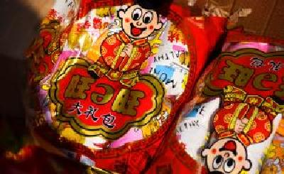 山寨食品为何屡禁不止：销售地点偏远隐秘，有人知假买假