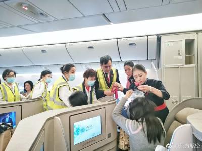 备降救人！飞机空中放油39吨，网友却吵了起来