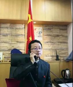 中国外交官身穿防弹服，专程为他扫墓