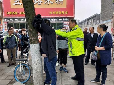 有恃无恐？当街偷手机，被民警撞了个正着！