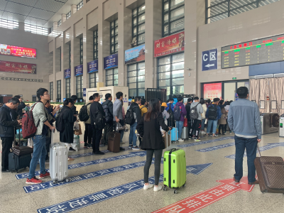 荆州火车站：积极应对“五一”客流高峰，加开15.5对临时列车