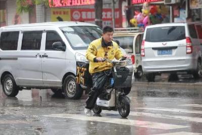 北方风雨沙“超级套餐”上线，南方多地大雨或暴雨