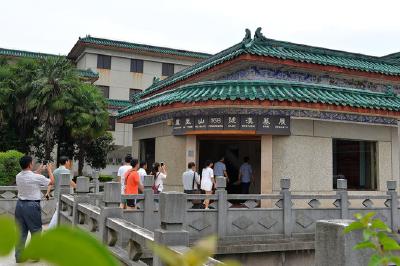 五一荆州博物馆主题文物展引游人 百余套展品亮相