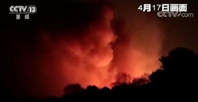 太暖了！山火就在眼前，出租车队却向火而行，为了......