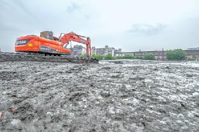 荆州古城西湖正在进行清淤作业 计划工期为一年