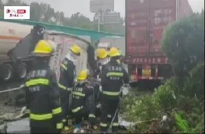 泪目！​当半挂车飞速冲来，他一个动作救了一车人
