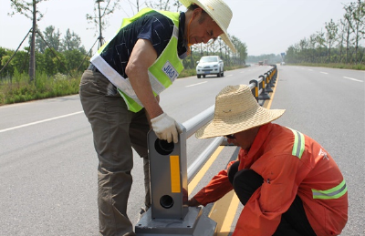 提升行车安全 荆当旅游公路正在安装安全防护设施