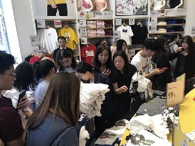 模特身上的都被扒走，疯抢优衣库！