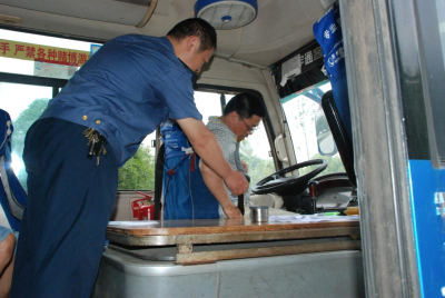 保障道路运输安全，荆州多部门联合检查营运车辆动态监控