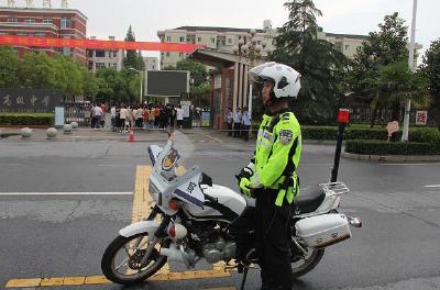 中考学子奔赴战场 江陵警方全力护航