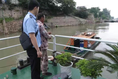 “油耗子”深夜长江冒雨盗油，被逮个正着!