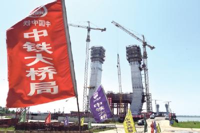 一桥正飞架天堑将变通途，洪湖乌林长江公路大桥建设正酣