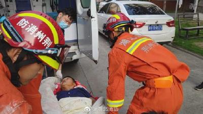 江陵一男子睡醒后发现下半身失去知觉，求助消防员送医院
