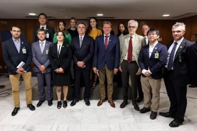 “总统拥抱了我，还秀了他的中国手表！”