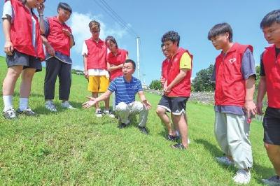 赞！荆州这群大学生志愿者义务巡堤 学习防汛知识