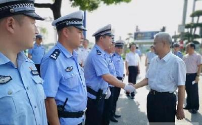 慰问高温下的劳动者，市委书记何光中说“你们是荆州最美风景线”