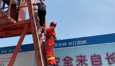 男子爬上工地脚手架欲轻生  消防民警齐力救援