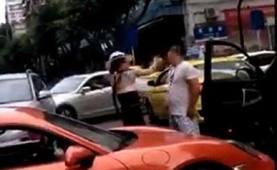 重庆警方：免去保时捷女车主丈夫所长职务，对其立案调查