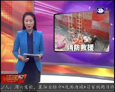 工地发生事故 消防员深坑内拉梯施救