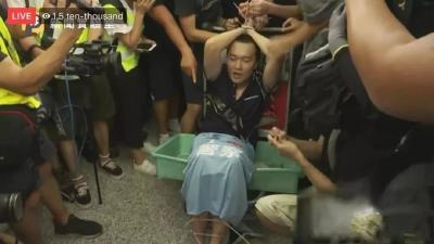 香港警方发布声明：香港国际机场发生两起暴力个案，已拘捕五人