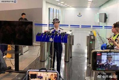 乱港暴徒踩踏国旗围攻警察，特区政府凌晨发表声明