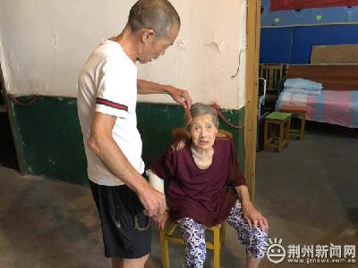 久病床前有孝子！荆州60岁姨爹数十年照顾患病母亲