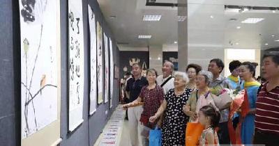 祝福祖国70华诞，荆州这一家四代人举办家庭书画展……