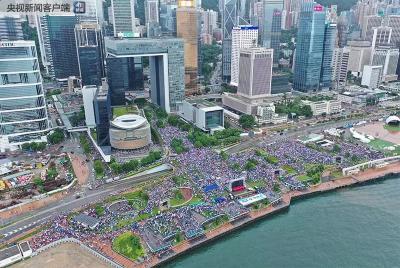 “乱够了”！超十万香港市民冒雨参加“守护香港”集会 高呼“反暴力 救香港”