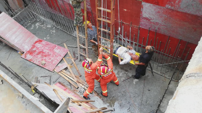  工友深陷工地5米深坑，荆州消防出动拉梯救援